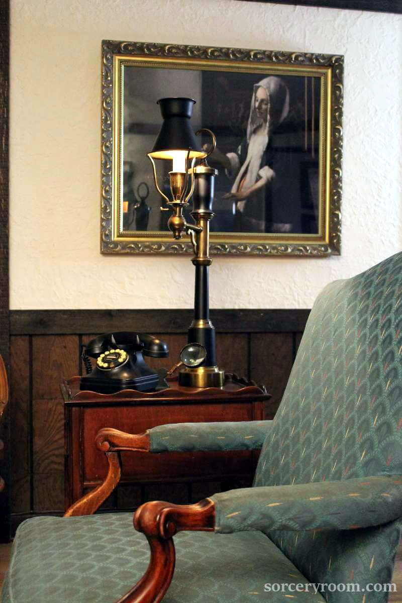 Harry Potter decor items - lamp, painting in a gold frame, chair