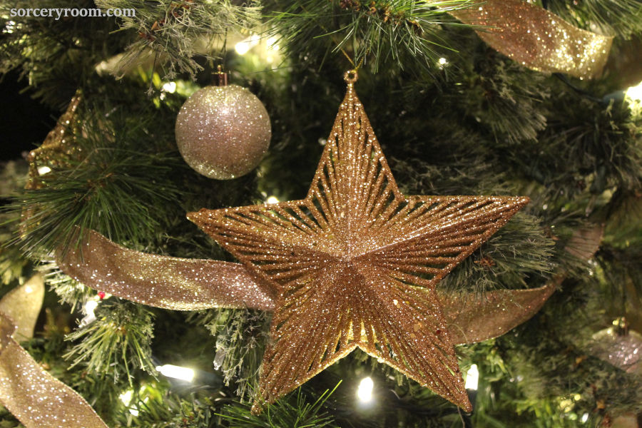 Harry Potter Christmas tree - closeup of the five point golden star ornament